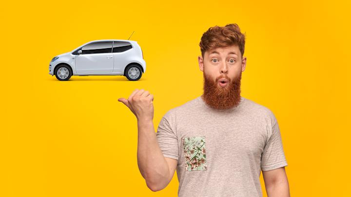 Mann mit Bart zeigt erstaunt auf Auto - Kfz Versicherung berechnen